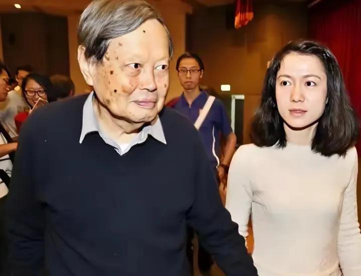 103岁杨振宁身体硬朗，越活越年轻，他是怎么保养的?！今年年3月，103岁的杨