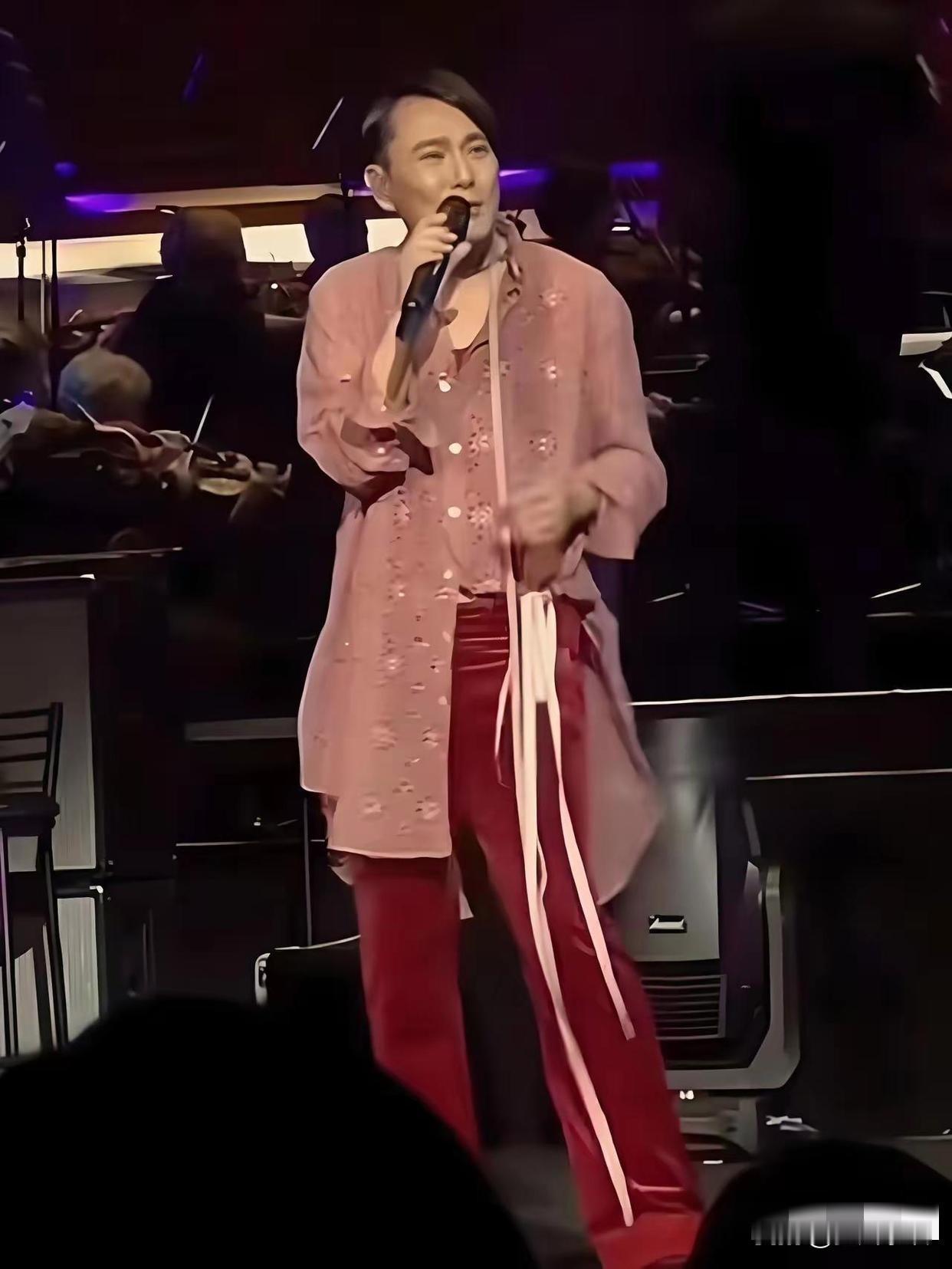 张信哲，怎么变成这样了？近日，“情歌王子”张信哲在“未来式”演唱会上遭到吐槽