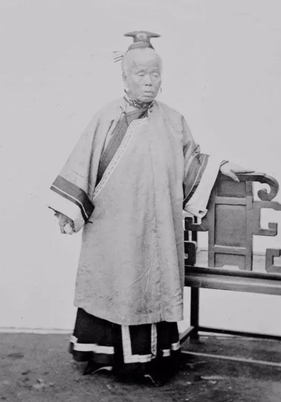 1868年，45岁的李鸿章见母亲李氏的脚露在轿帘外，忙低声劝说：“娘，把脚往回收