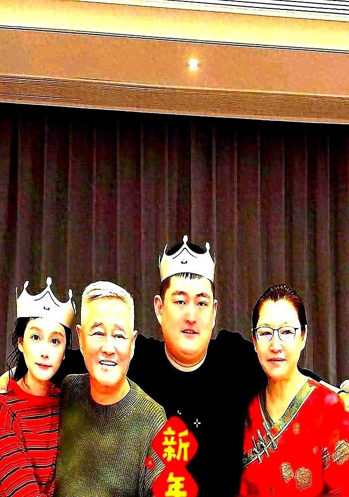 月薪七千五的赵本山儿子，自掏60万，在零下29度的机场给游客发羽绒服。他没