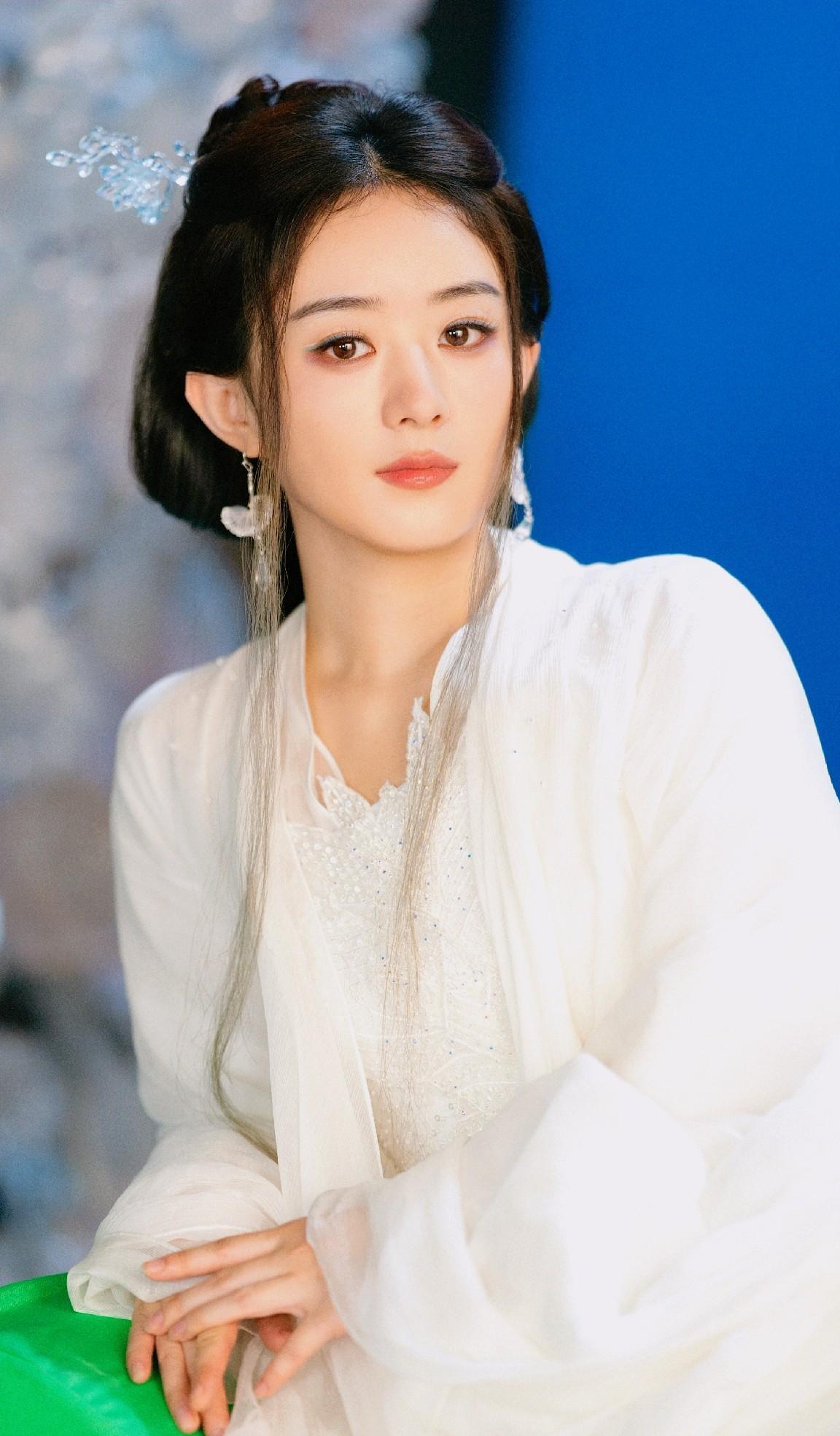 凌晨三点剪辑室。赵丽颖盯着回放突然抬手：“重来。”工作人员愣住——这条