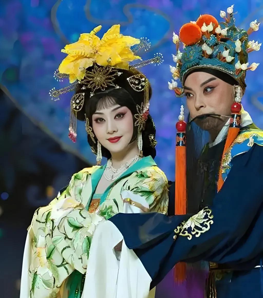 京剧界因于李在港发言掀起争议，大小自媒体争相报道。近日，于李在香港的言论引发