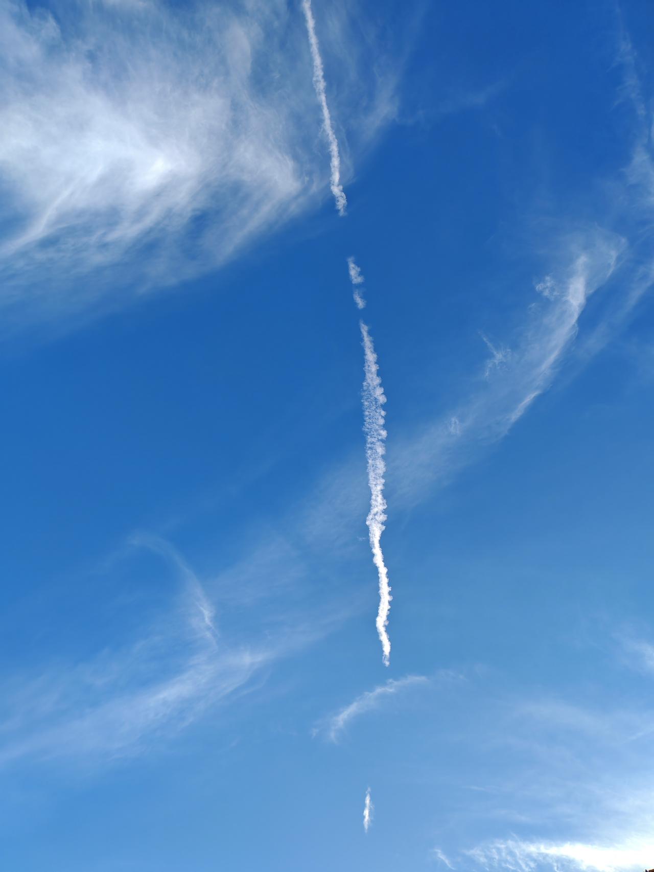 中秋节这天艳阳高照，碧空如洗，瓦蓝的天空，淡淡的白云在微风里飘荡，尾迹云拖着长尾