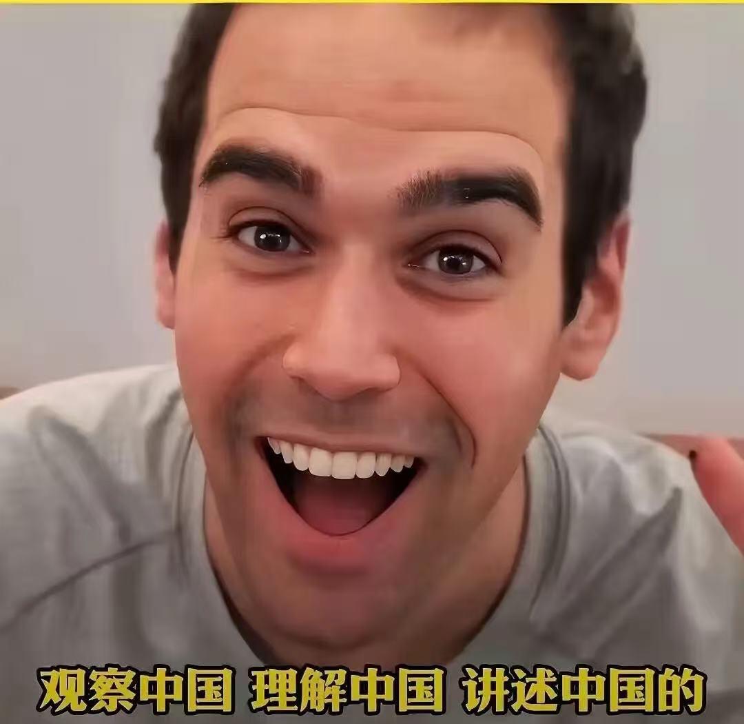 这事儿越扒越有意思了。敦煌融媒体那个90万招老外的事儿，官方最新回应是：不辞退，