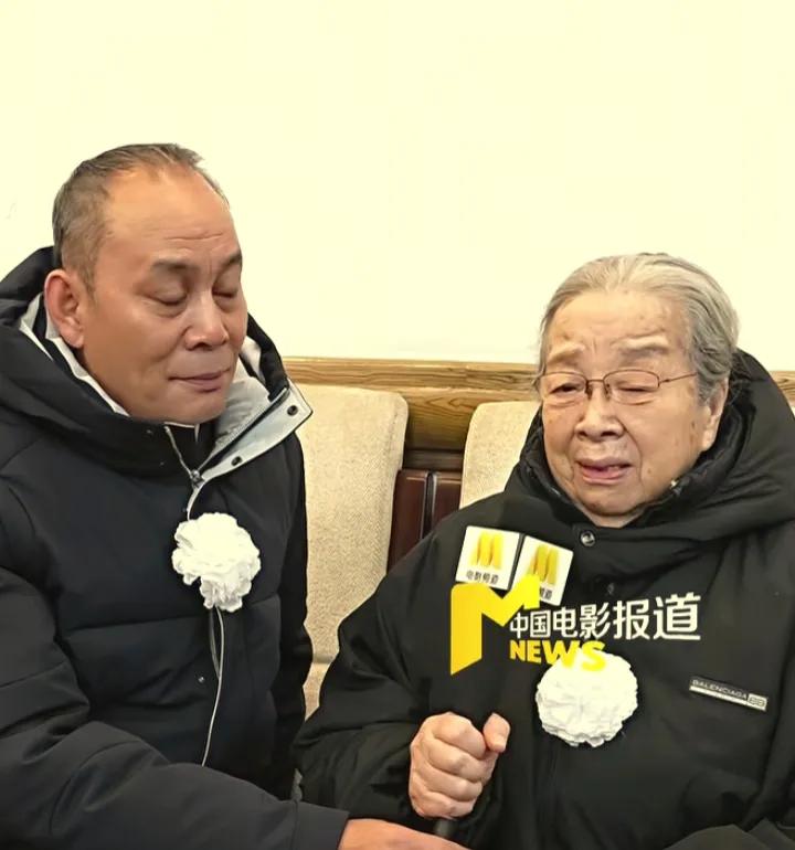 容嬷嬷李明启送别陶玉玲灵前痛哭难掩不舍1月19日北京八宝山，哀乐低回的告别