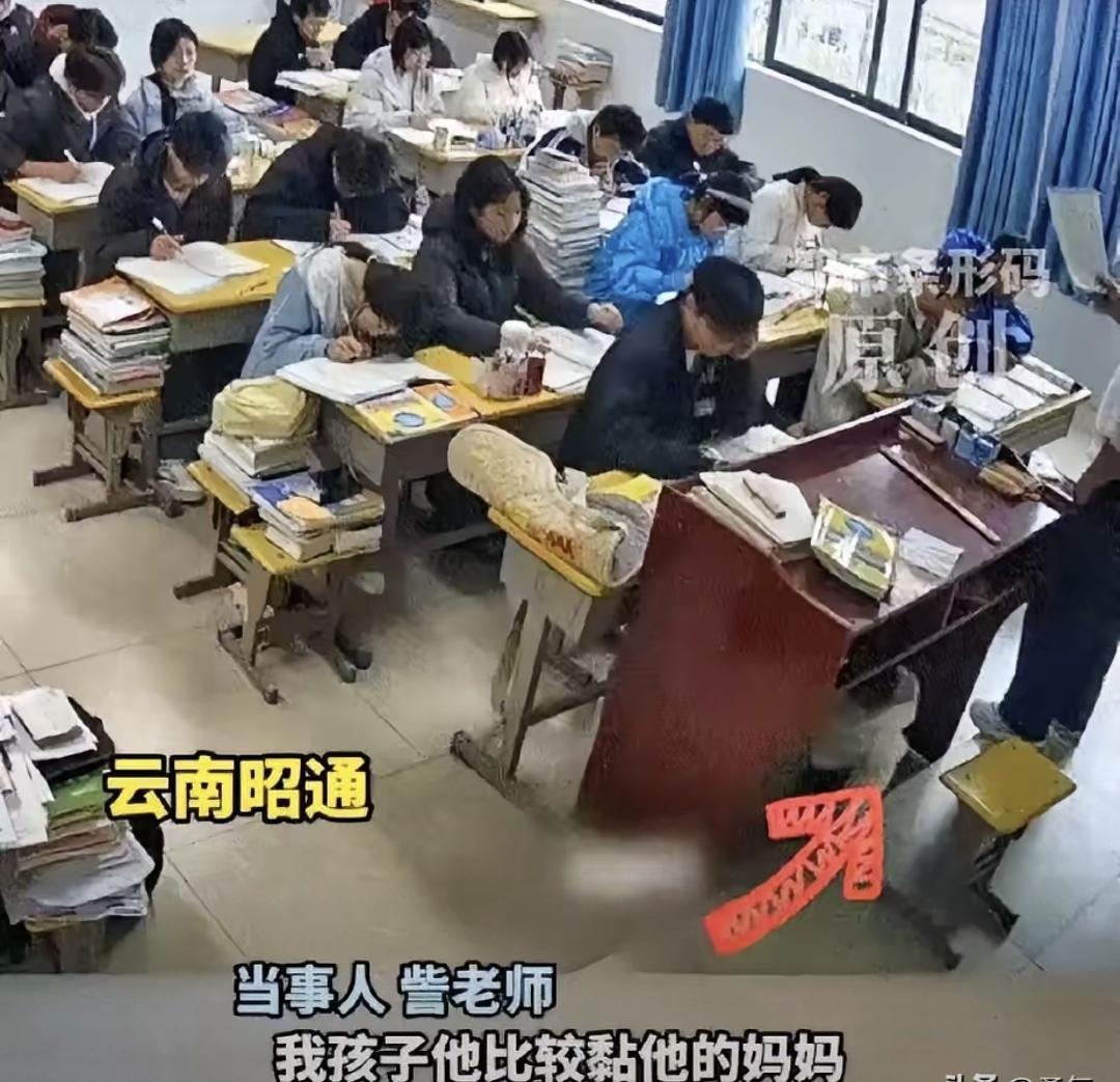 孩子睡在教室后门小椅子上，老师上课时得时不时瞄一眼。这不是拍短视频，是云南昭通