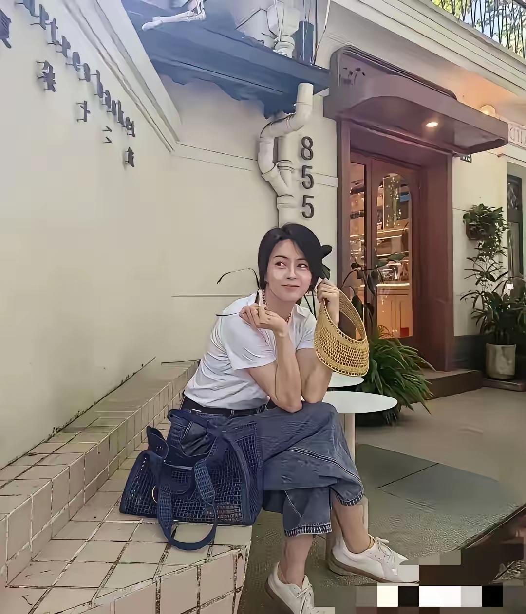 她属于小鸟依人的美女你们认识吗？她的身材很瘦，就像是没有吃饱饭的模样她自己