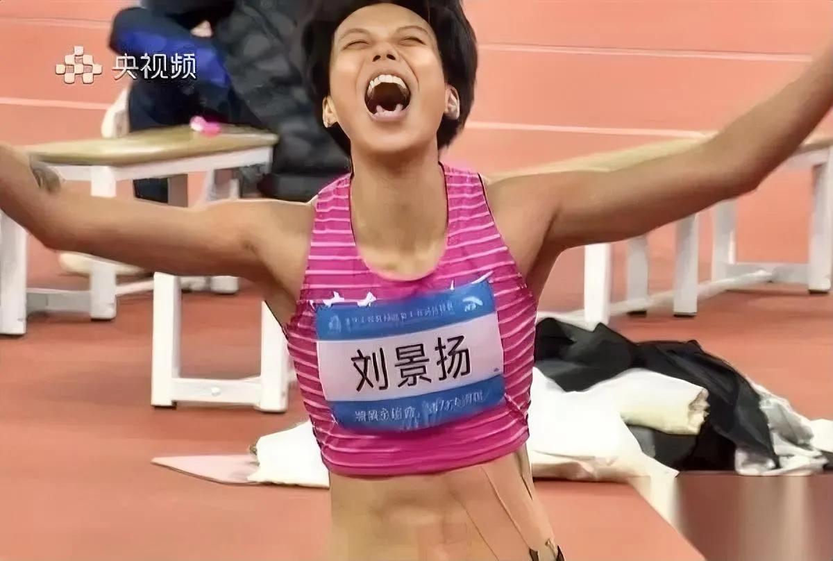 刘景扬拿冠军那天，穿的鞋发黄了。不是买不起新的——是他压根没想着换。全运