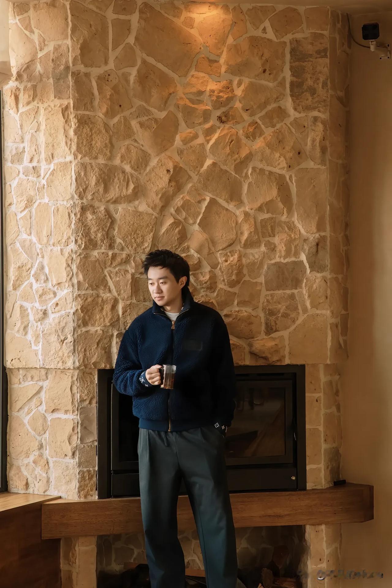 1月27日，赵子豪更新生活动态，并配文“谁还没点帅照了”。他发了3张旅拍照，每一