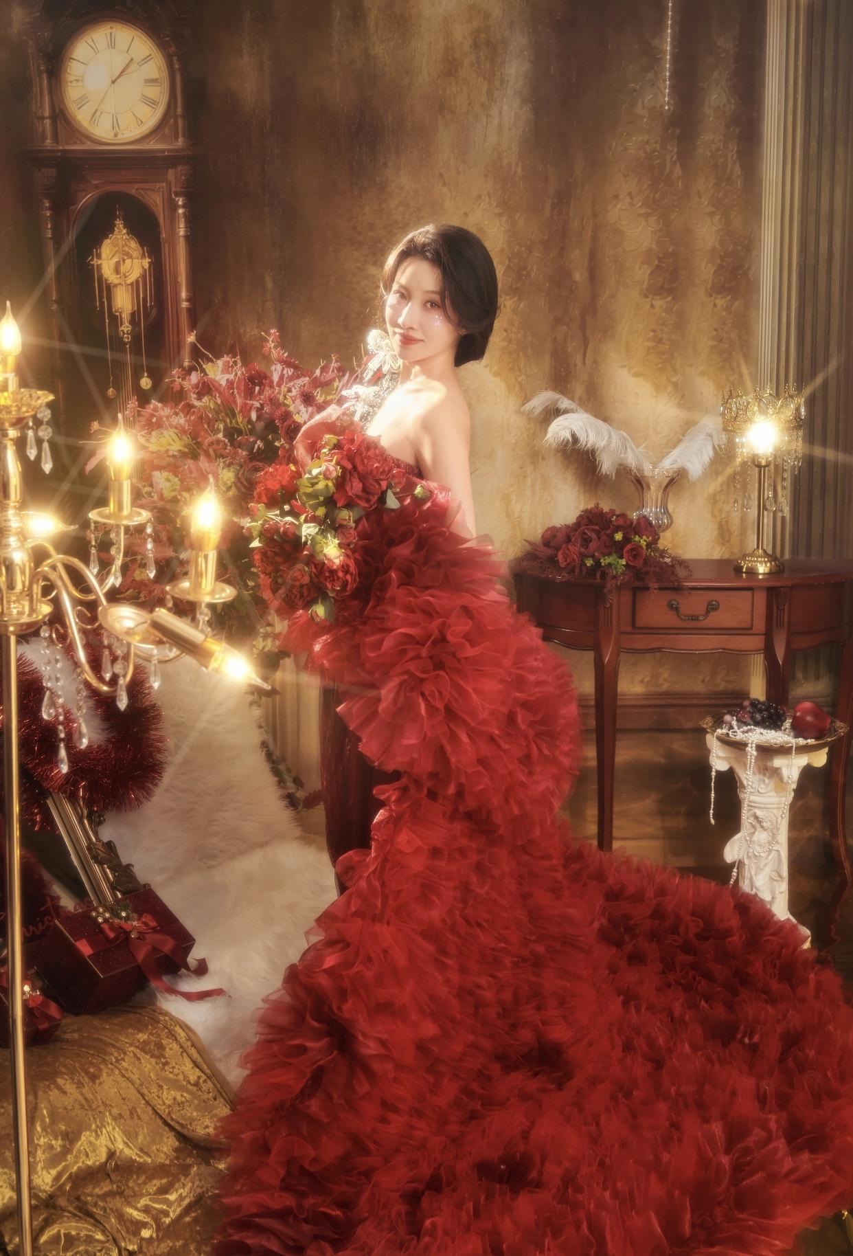 优雅红裙，花海中的浪漫女神