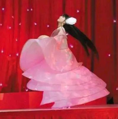 2014年春晚，冯小刚让小彩旗转了4小时，一共8000圈，期间不吃不喝、不上厕所