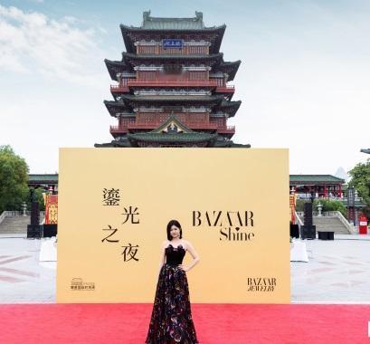 近日陈妍希亮相南昌国际时装周，她这回穿了一件深色的裙子，看起来格外的迷人。陈