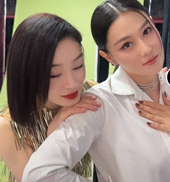 张馨予袁姗姗罕同框，38岁同款冻龄颜美炸