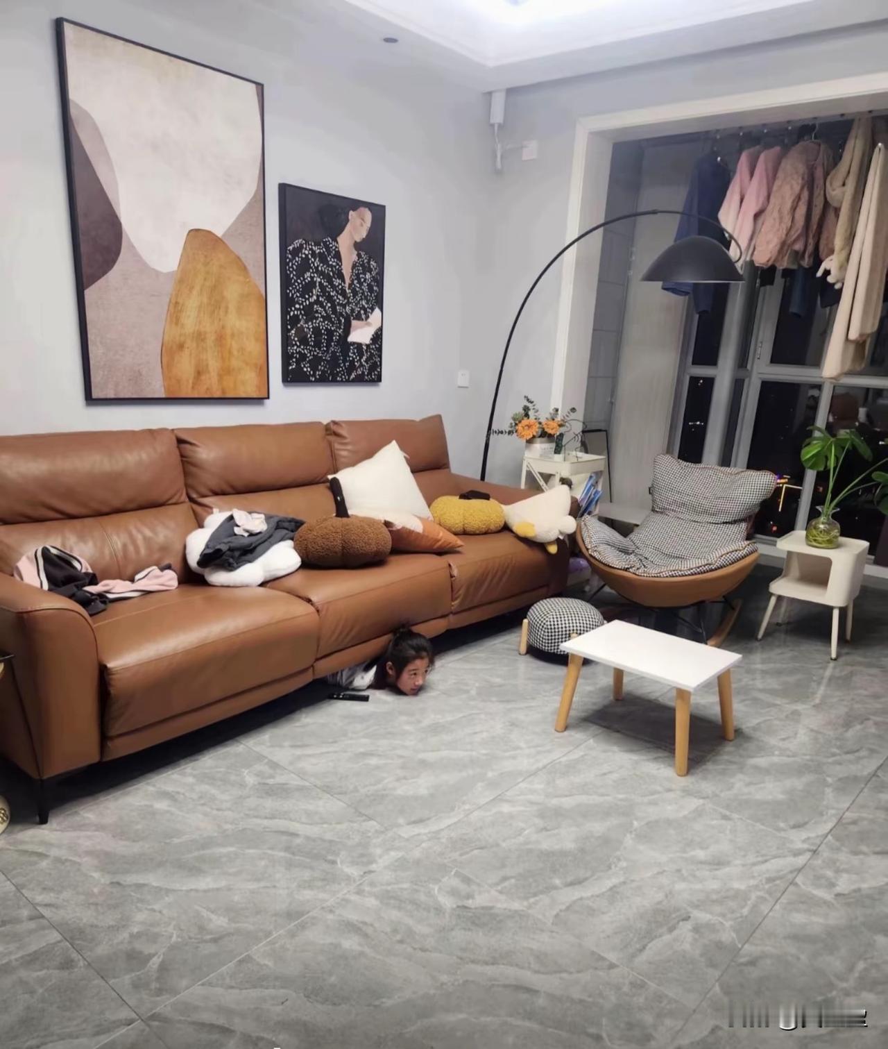 朋友发来她家女儿看电视的照片还好，能肉眼可见