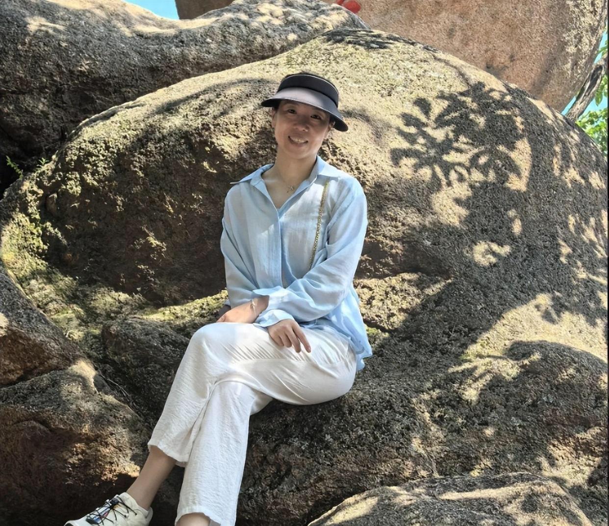 最低调的大满贯国乒女神李晓霞，退役任教，暑假带两个女儿爬山，乐趣无穷。退役后的李