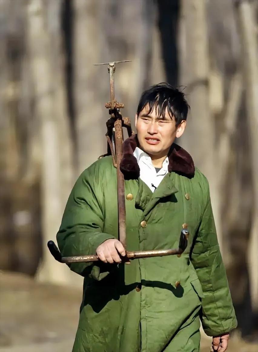 大衣哥朱之文近期接受媒体的采访时，坦然说出自己的商演定价，十万元唱三首歌，还明确