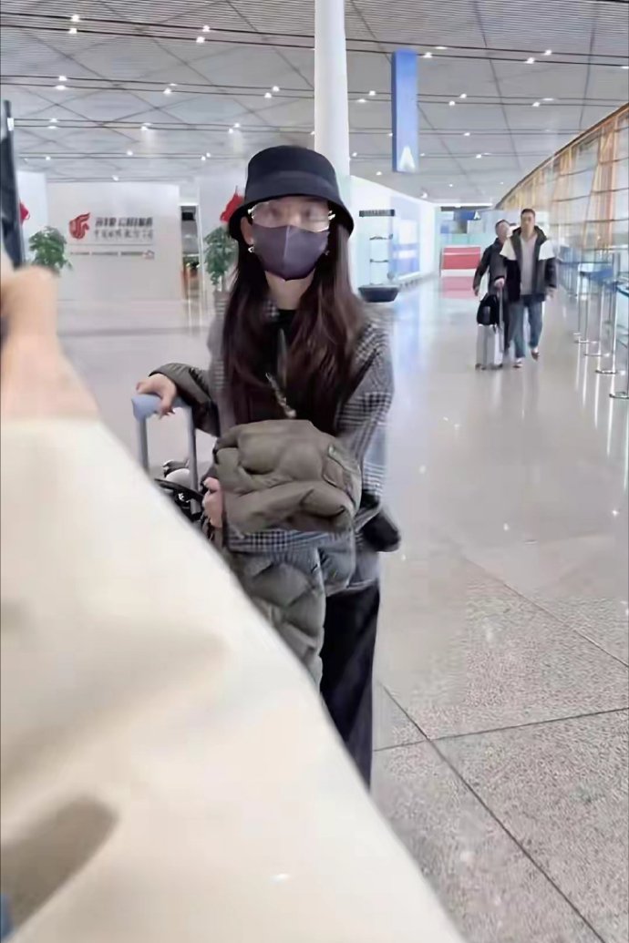 27岁宋祖儿机场被偶遇瘦小身材太单薄目测体重不足80斤​​​