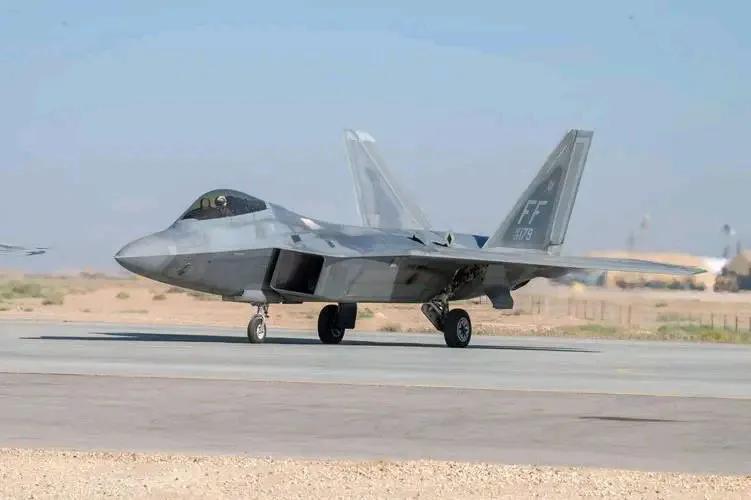 歼-20第300架入役，美媒急了：F-22教训警示六代机不能再犯。今年，中国