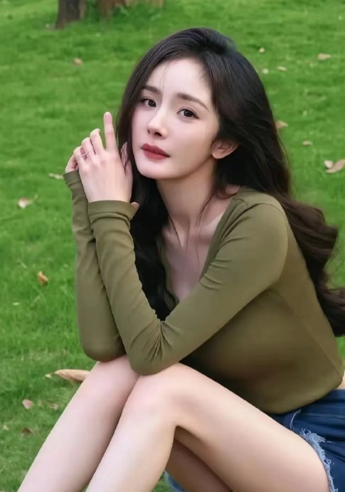 杨幂户外瞬间，随性穿搭难掩修长美腿，魅力尽显，好漂亮。