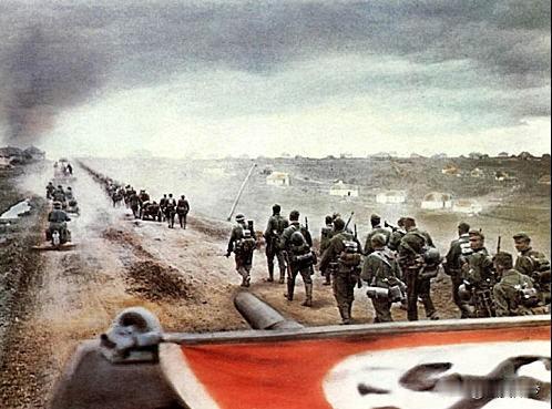 很多人指责希特勒，觉得莫斯科战役苏军反攻阶段德军应该及时撤退减少损失。但是我认为