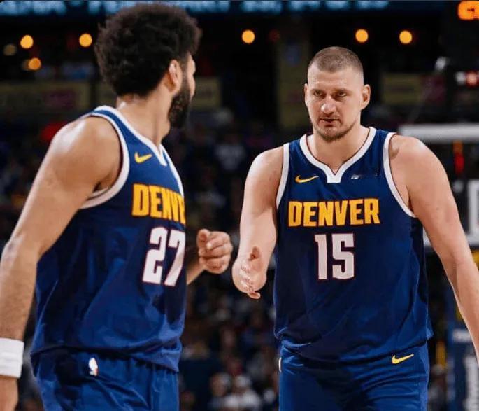 掘金少了一个戈登而已，约基奇、穆雷俩人效率大降，球队一团散沙。而湖人那边少了东契