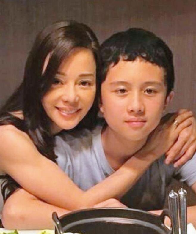 畸形的爱到底有多可怕？台湾女星狄莺，坚持母乳喂养12年，与儿子同床15年，就连儿