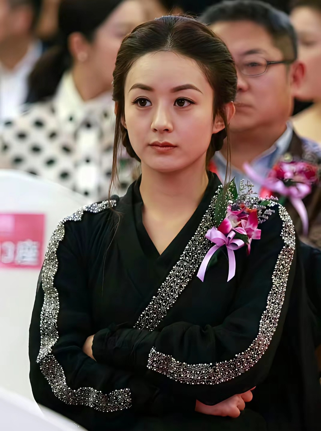 当年赵丽颖因为穿了这身衣服去领奖被群嘲，说其她女星都穿着漂亮的高定礼服，就小赵穿