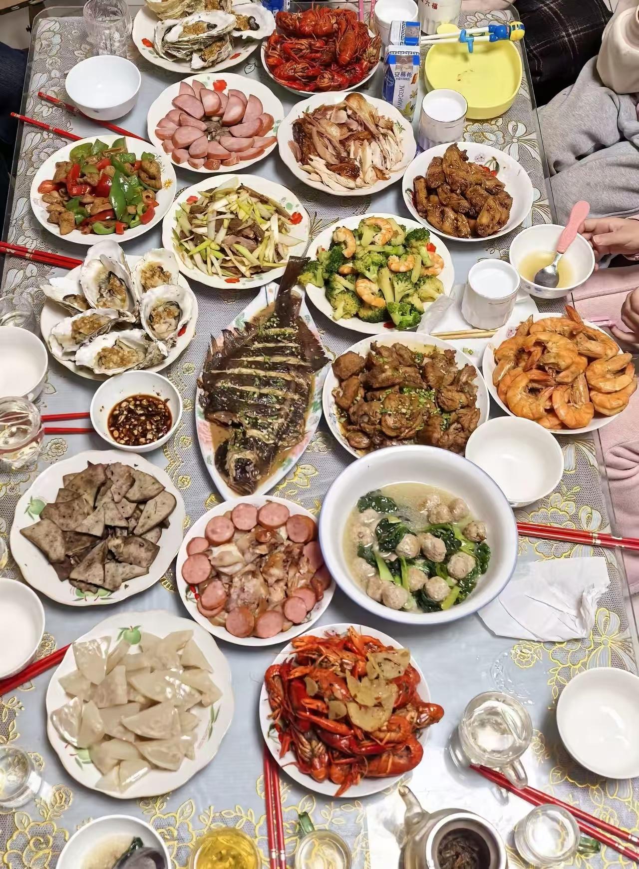 9口人的年夜饭怎么样，算不算丰盛？最简单的办法是，每人一碗面条，挂面就行，不需要