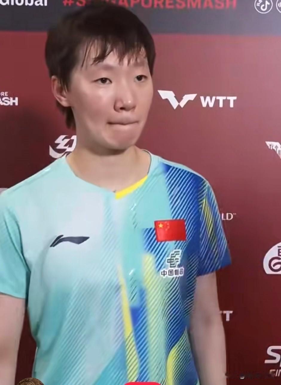 新加坡大满贯打完，王曼昱满头大汗，刘海直接湿成了“条形码”，看着又好笑又心