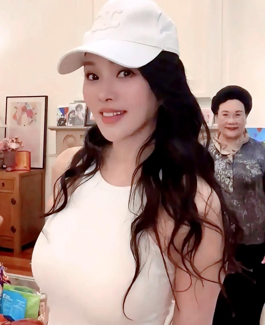 57岁的伊能静又一次上了热搜——不是因为新作品，而是因为她依旧保持着让人羡慕的身