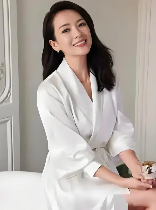 章子怡真的很需要重回香港影坛她在内娱过得很憋屈。章子怡在内地参加活动，脸上的疲