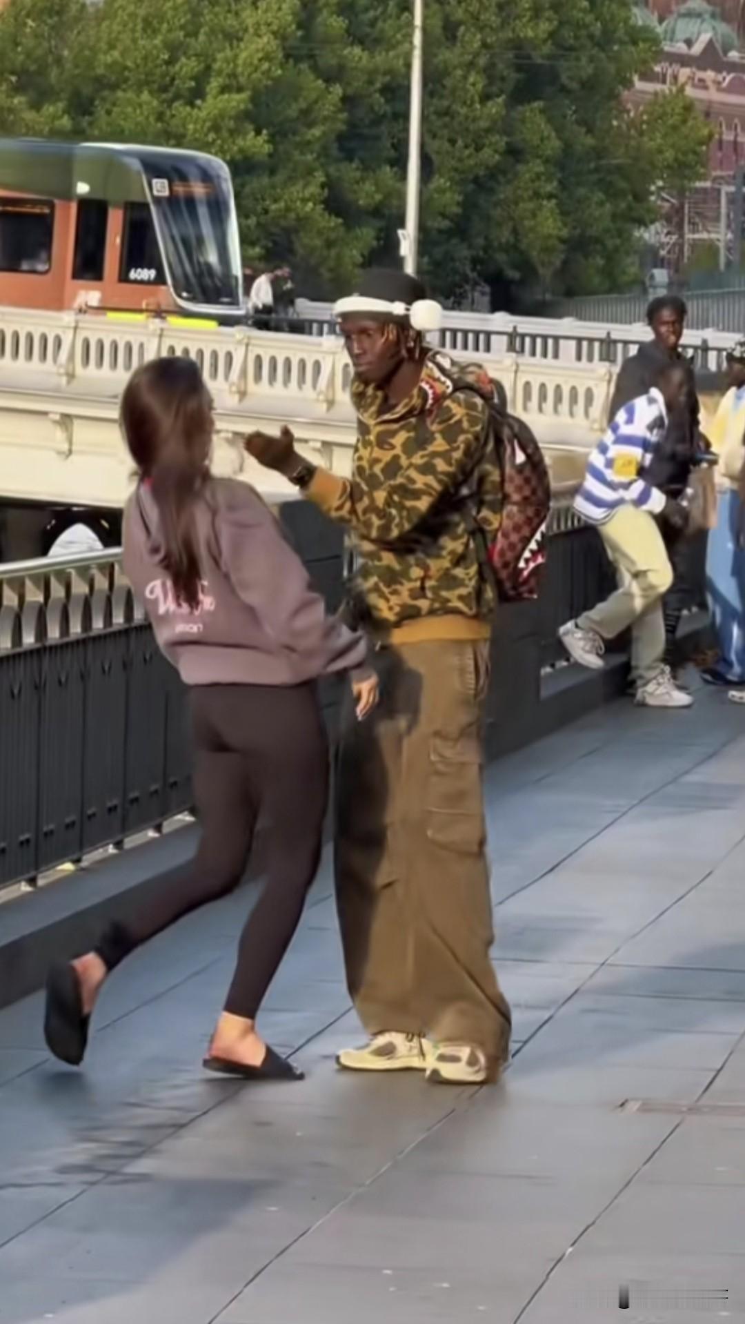 看看面对异国人搭讪调戏，俄罗斯美女是怎么做的？废话不多说，直接来上一巴掌，然后潇