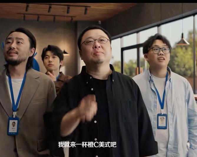 我问我老板罗永浩都这么有钱了，怎么还给瑞幸拍广告啊，不怕掉价吗？我老板说，谁