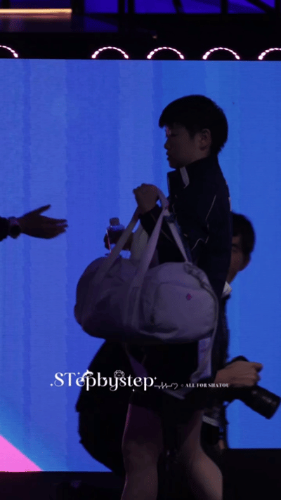 4.2日，莎莎退场，任姐第一时间接过莎莎的包背在自己肩上。莎莎和蒯曼打了70