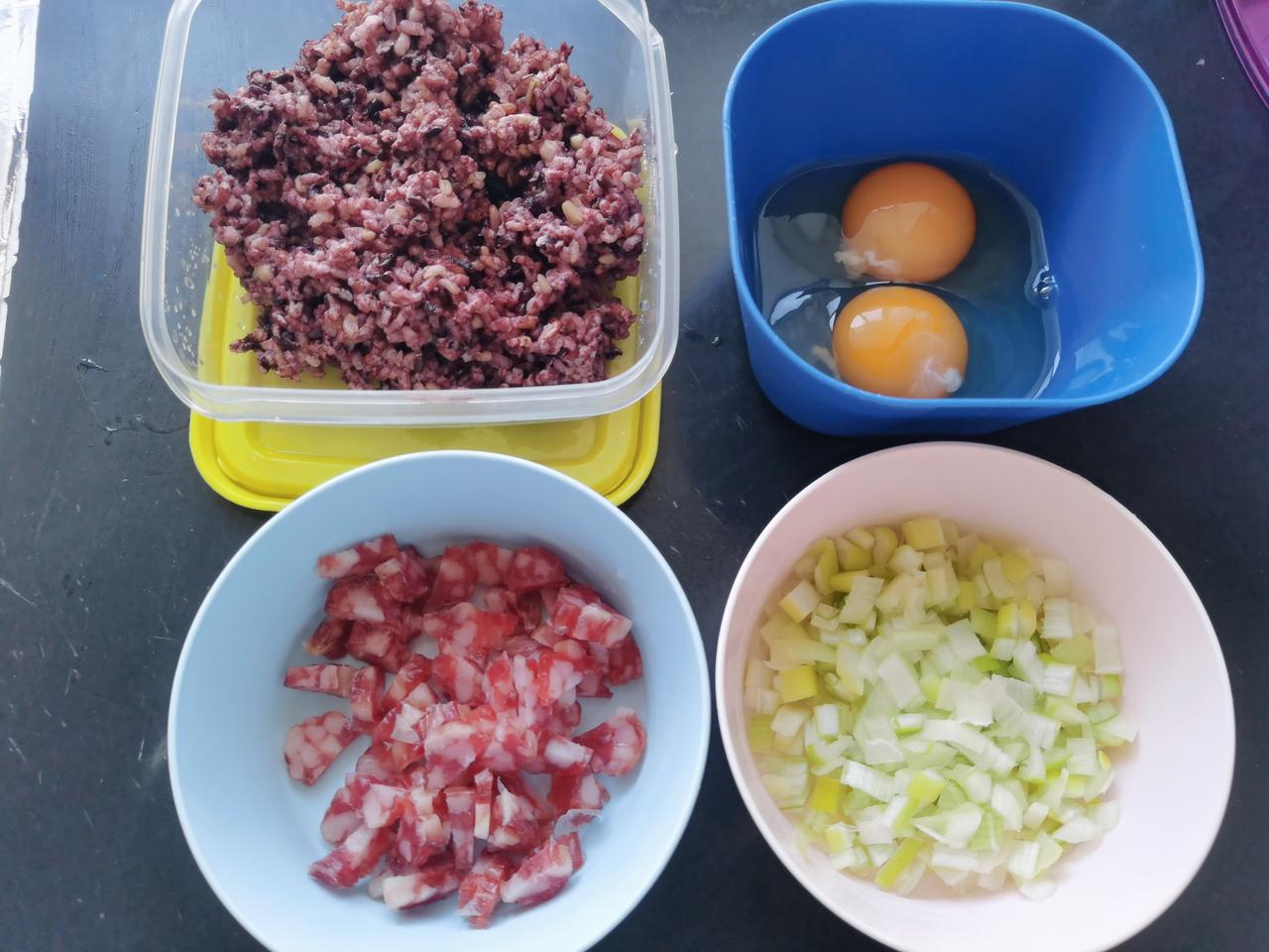 一年多没吃蛋炒饭了，头天把蒸好的糙米饭从冰箱里拿出来，早上切根香肠、打俩鸡蛋，香