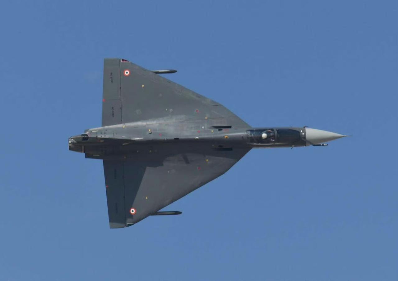 国外专业人士对今天在迪拜航展上发生的印度空军“光辉”战斗机坠毁事件的初步分析：