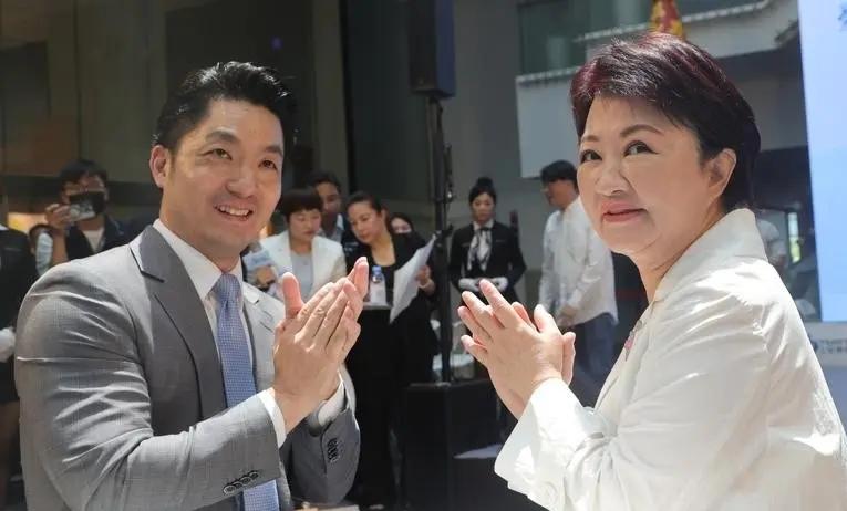 蒋万安卢秀燕结盟反毒油，各怀鬼胎。蒋万安提出725上凯道反毒油，是争取政治资本