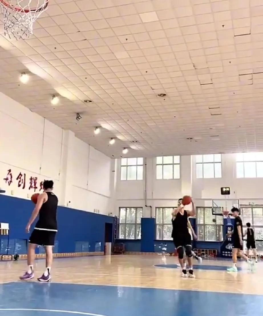 辽宁男篮最新训练视频，内线练投篮！近日，辽宁男篮依旧在积极的备战训练，今天的训