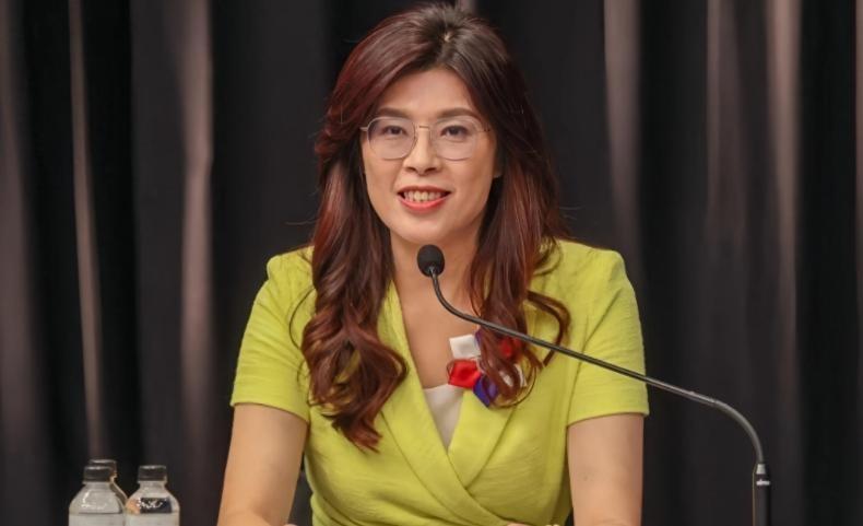 赶在坐飞机来陆前,郑丽文率先发出邀请,解放军轰6K飞抵台岛周边。大陆亲自帮其壮胆