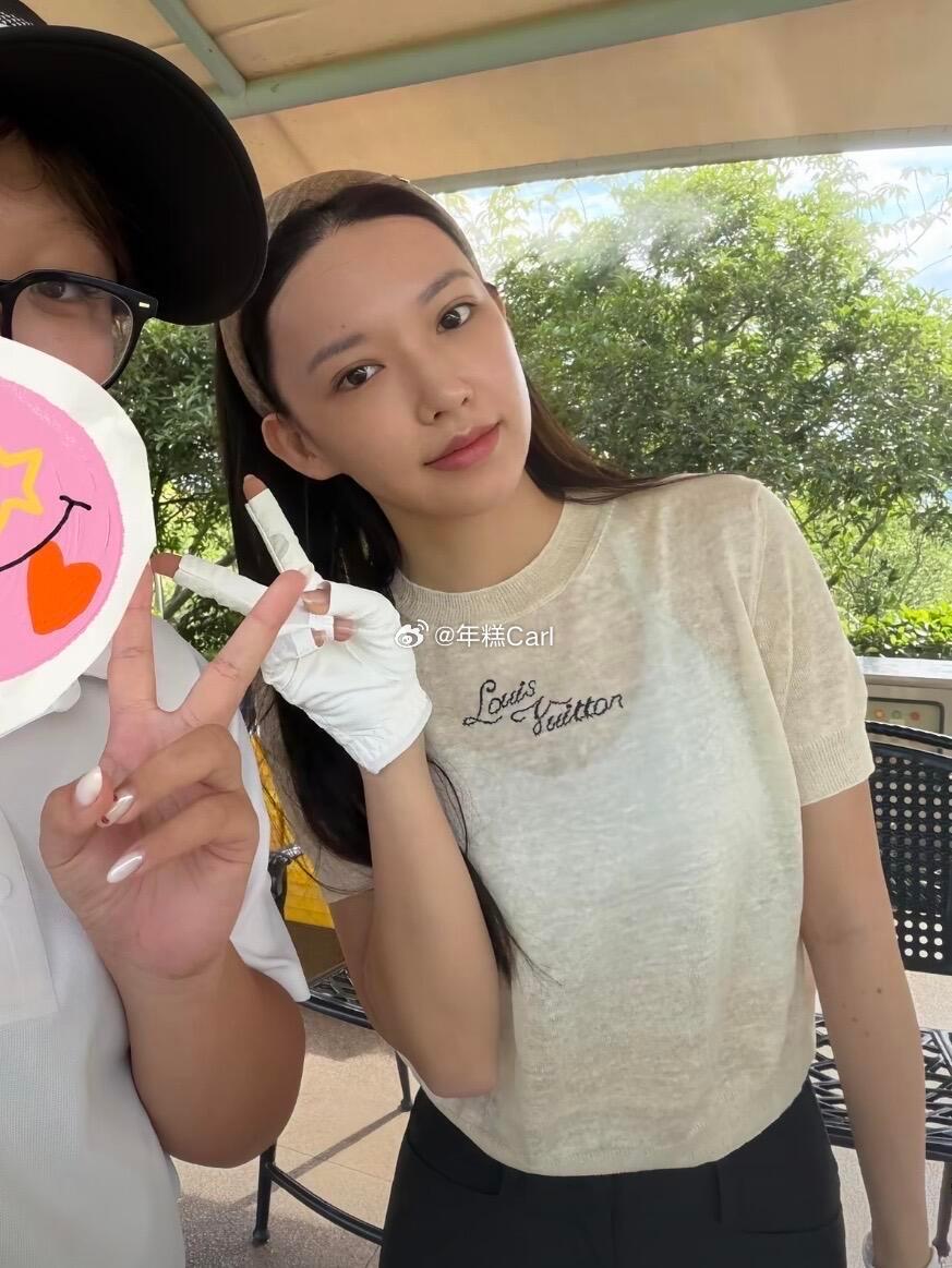 网友偶遇程潇，素颜的程潇颜值也扛打，不过发际线有点高但很美！