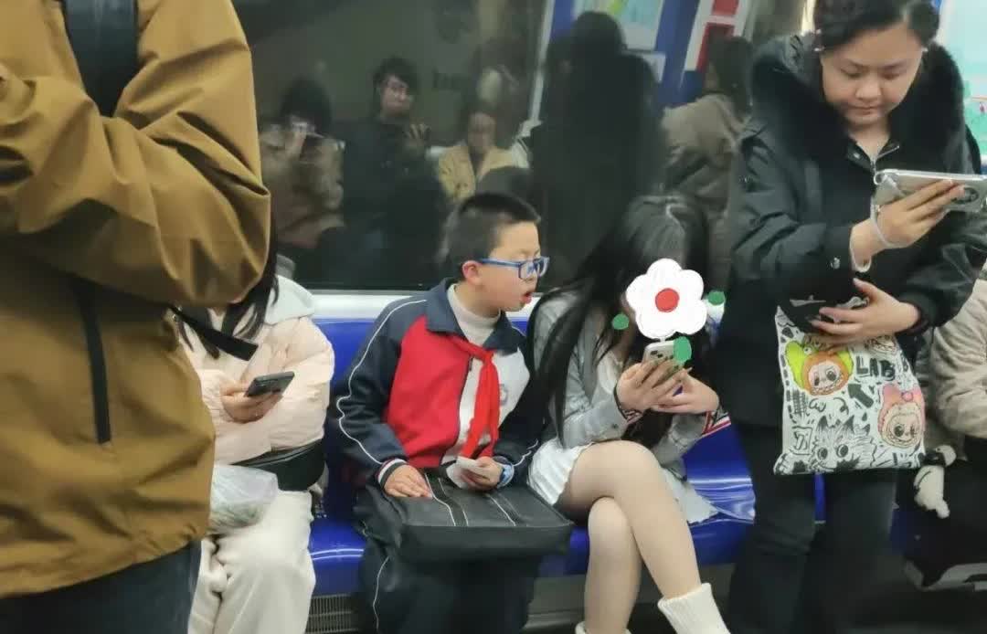 什么腿什么胸什么神颜小孩哥眼里只有对手机的渴望，哈哈哈