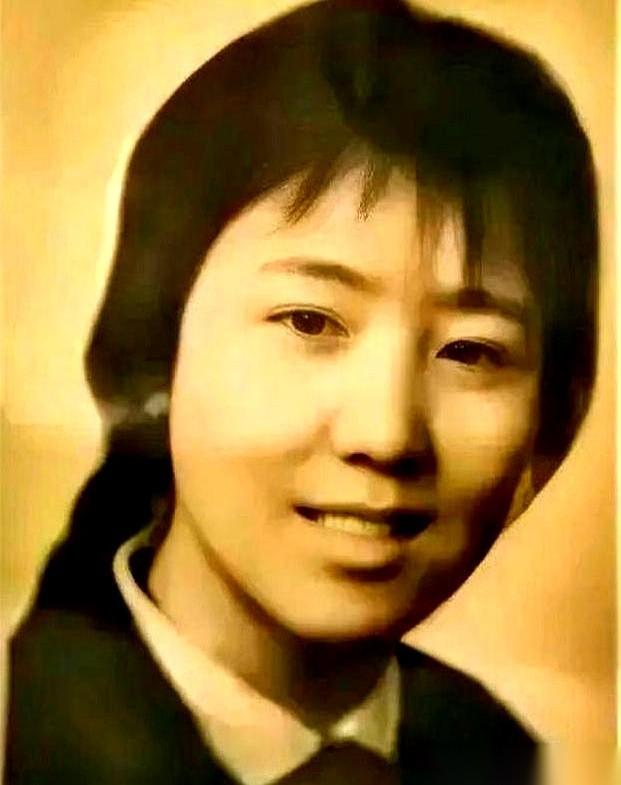 1972年的陕北黄土高原，30岁的泥瓦匠张复生在新婚夜发现，刚迎娶的女知青乔献华