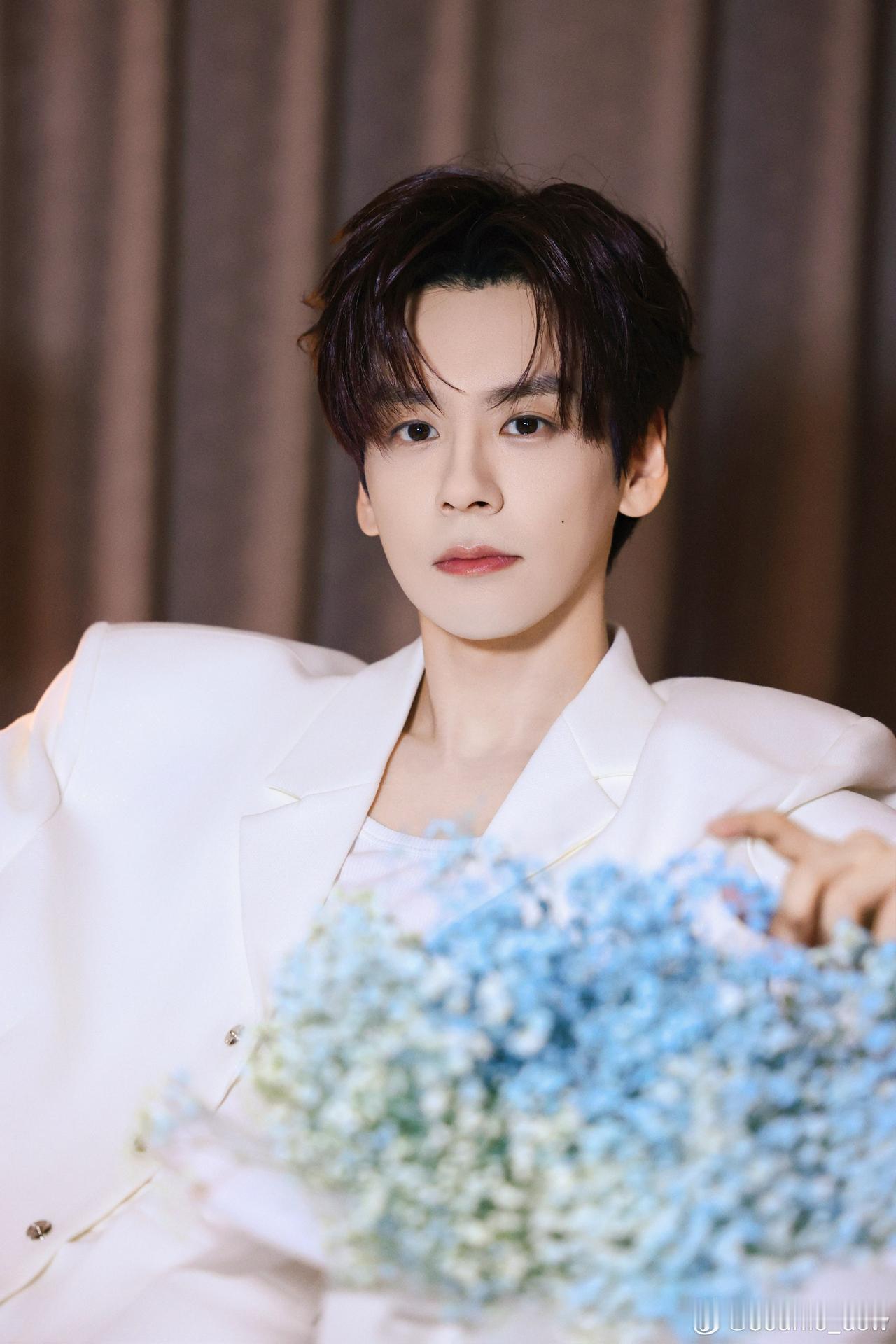 上岸先斩意中人魏哲鸣，不愿意在体制内安稳工作，执意闯荡娱乐圈，结婚两年与老婆离