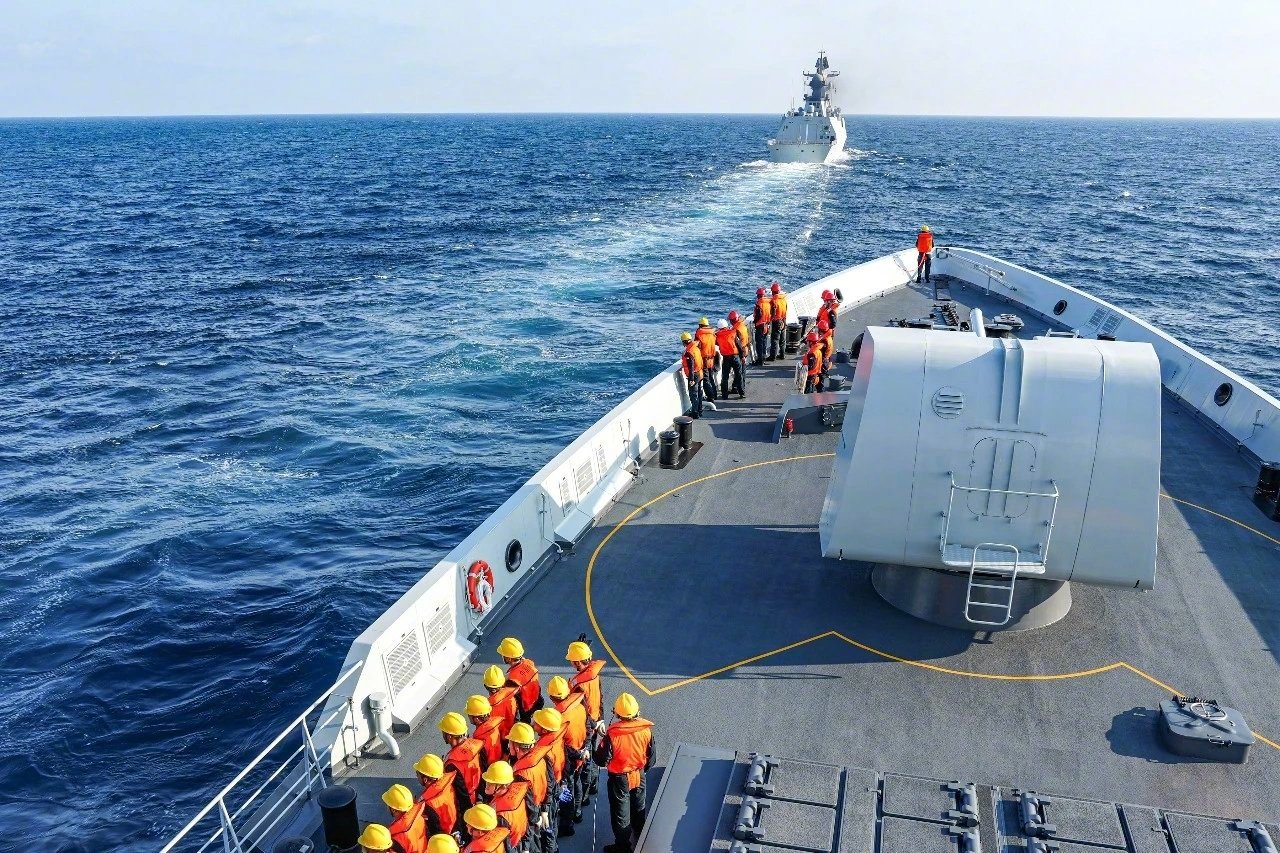 中国海军510宁德舰实战训练曝光，054A型护卫舰现役达45艘，全球规模最大，垂直发射系统1440单