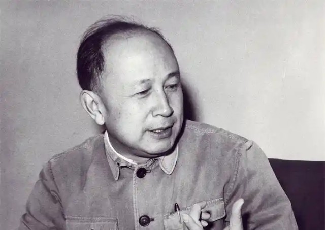 1964年冬夜，钱学森筷子尖悬在鸡肉上方半寸，突然厉喝：“别动！有苦杏仁味！”警
