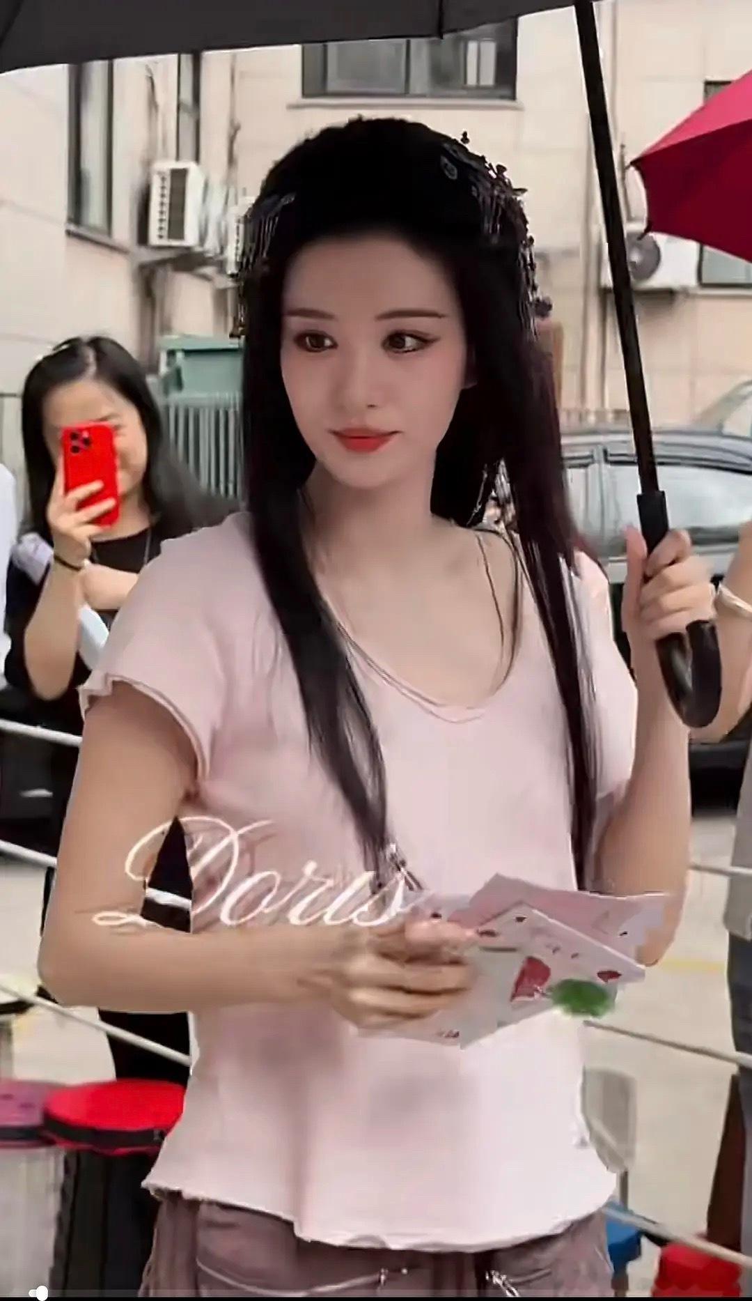 我的妈呀，这妆容真的巨像刘亦菲了