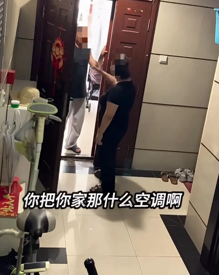 我是外地人，2019年在东北三线城市买的房子，昨天一大早对门邻居就拍门，我把门打