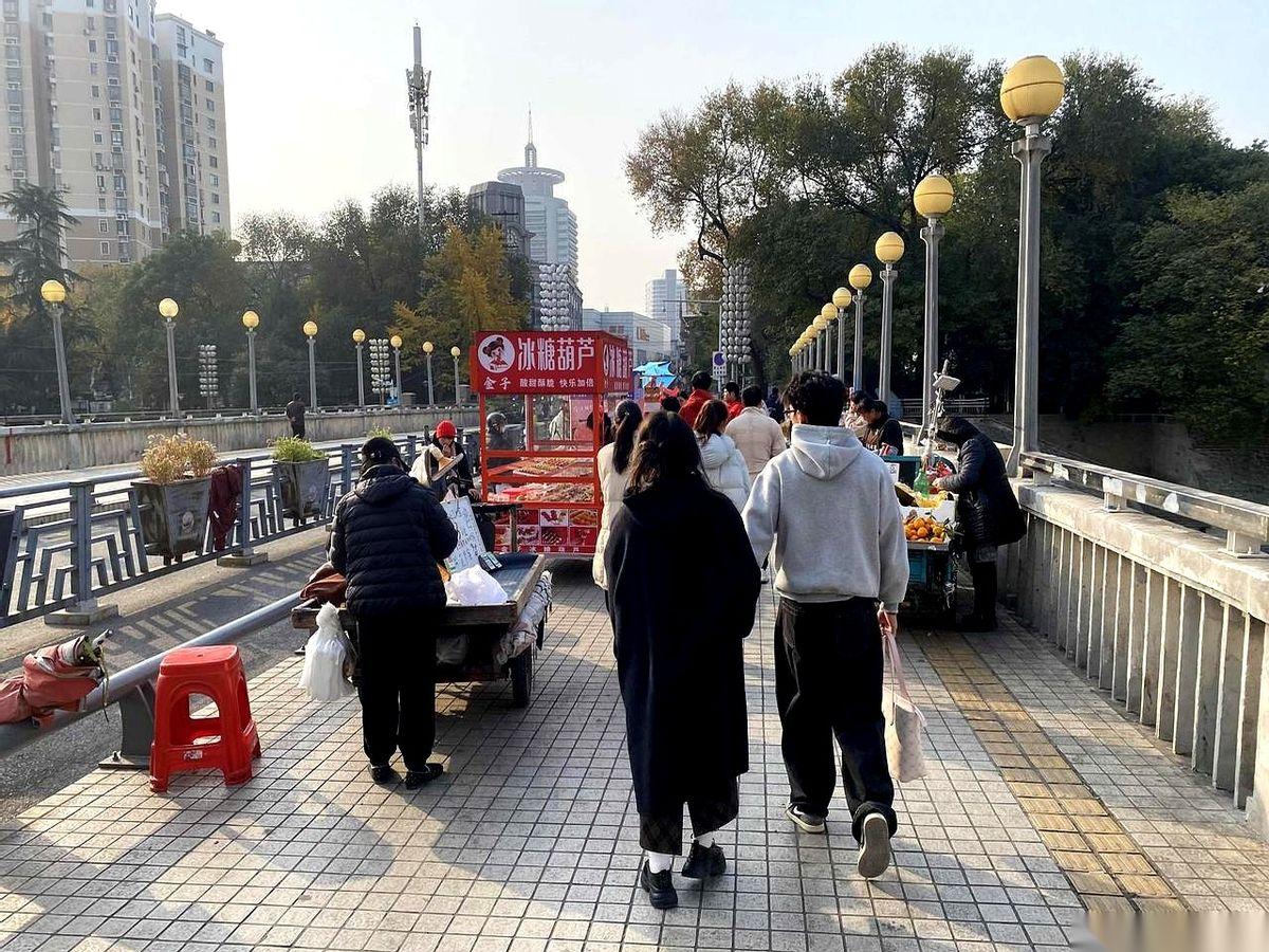 合肥大东门那座桥上，我被一个卖水果的坑过。秤动手脚，笑嘻嘻递给你，回家发现少了