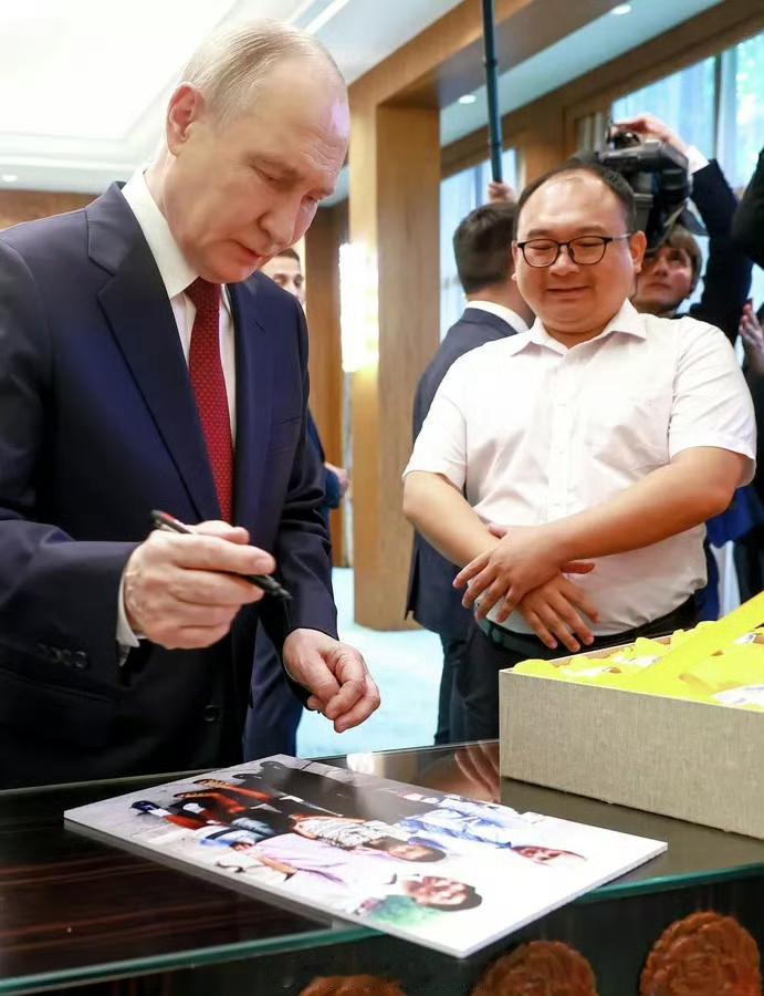 澎湃终于再次见到了俄罗斯总统普京。据报道，普京与中国工程师彭湃在北京再次会面，普