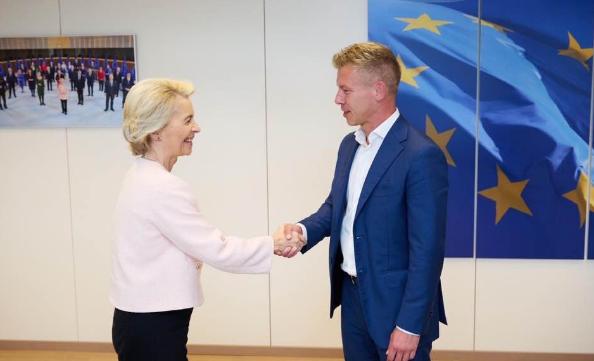 整个欧洲政坛几乎都被惊到了，匈牙利新当选总理毛焦尔·彼得，刚坐稳总理位置，就立马